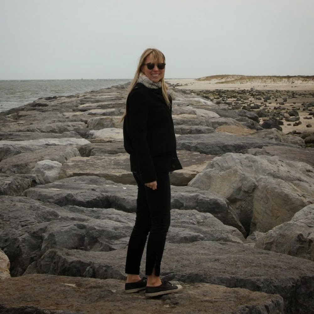 Meet your posher, Tae 👋 Fast Shipper, Top-Rated!!